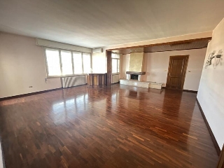 zoom immagine (Appartamento 150 mq, soggiorno, 3 camere, zona Suzzara - Centro)