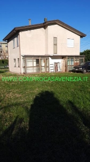 zoom immagine (Casa singola 200 mq, soggiorno, 3 camere, zona Gardigiano)
