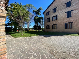 zoom immagine (Villa 910 mq, soggiorno, 7 camere, zona Treviso)