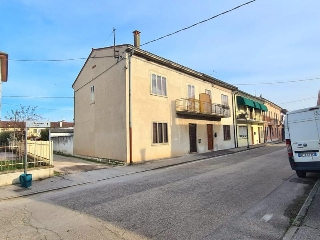 zoom immagine (Casa singola 175 mq, soggiorno, 3 camere, zona Spessa)