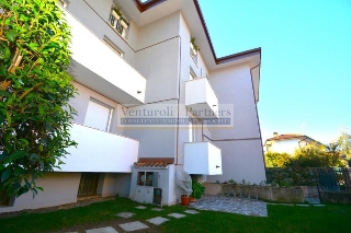 zoom immagine (Appartamento 90 mq, soggiorno, 2 camere, zona Desenzano del Garda - Centro)