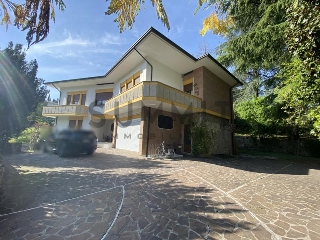 zoom immagine (Villa 470 mq, soggiorno, 4 camere, zona Schio - Centro)