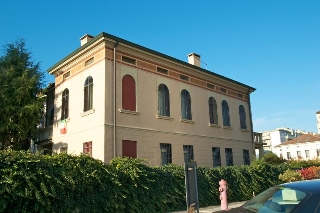 zoom immagine (Villa 377 mq, soggiorno, più di 3 camere, zona Viale Verona)