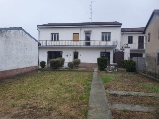 zoom immagine (Casa singola 240 mq, soggiorno, 2 camere, zona Mirabello Monferrato)
